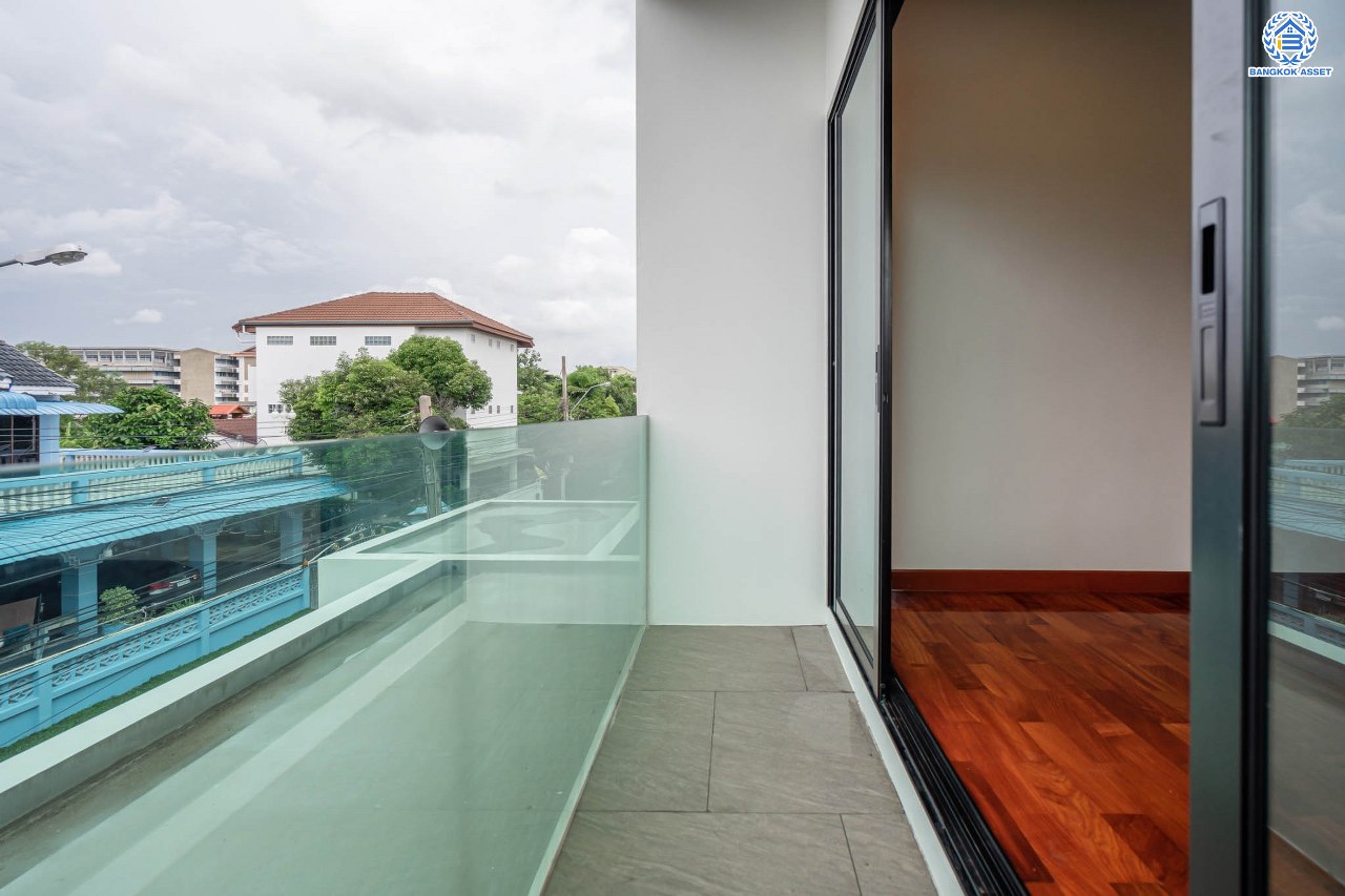 บ้านมือสองตกแต่งใหม่ ม.ซอย พหลโยธิน56 พหลโยธิน บ้านเดี่ยวหลังใหญ่ ภายในตกแต่งหรูหรา บนเนื้อที่เยอะถึง 98.60 ตร.ว. 3 ห้องนอน 3 ห้องน้ำ 2 ที่จอดรถ บรรยากาศเป็นส่วนตัว พร้อมมีสระน้ำในตัว บนพื้นที่กว่า 430 ตร.ม. บนทำเลที่ดี เชื่อมต่อถนน พหลโยธิน, ลำลูกกา, วิภาวดี-รังสิต เดินทางสะดวกใกล้รถไฟฟ้า สถานี "แยก คปอ, คูคต"